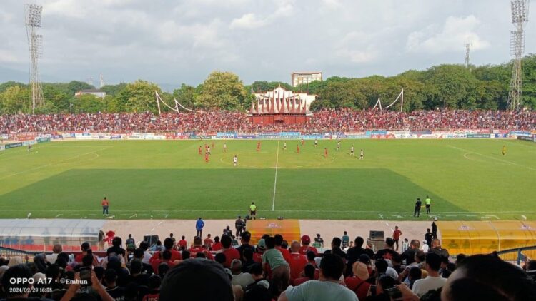 Pertandingan semifinal Pegadaian Liga 2 leg kedua berlangsung antara Semen Padang FC melawan Malut United FC, di Gor H Agus Salim Padang, Kamis (29/2/2024). (Foto: Dok. Radarsumbar)
