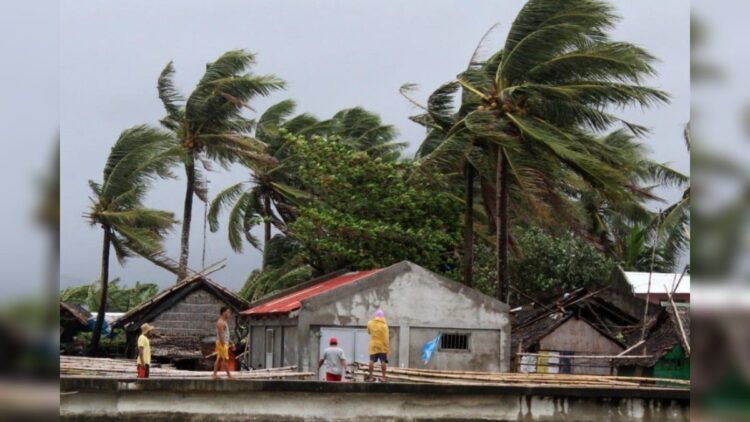 Hujan Deras dan Angin Kencang Terjang Padang Panjang, Pemko Imbau Masyarakat Siaga 1 Ilustrasi angin kencang. (Foto: EPA-EFE/JONNEL MARIBOJOC)