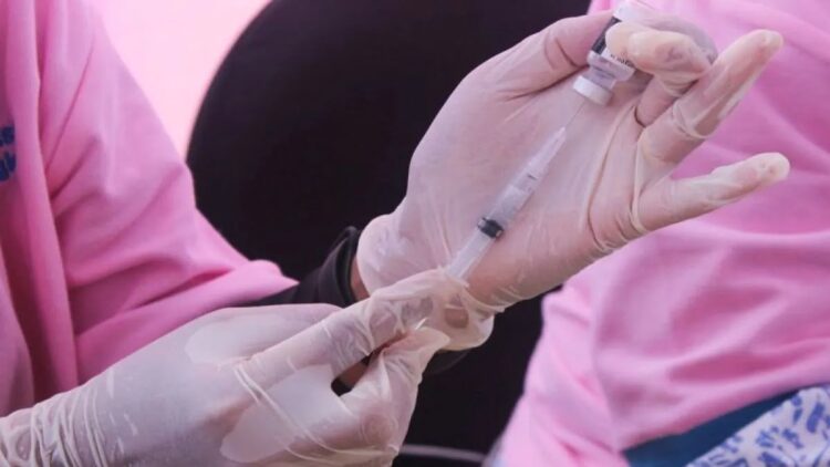 Vaksin HPV Disarankan Mulai Usia 9 Tahun, Anak Laki-laki juga Perlu 1 Petugas kesehatan bersiap menyuntikkan vaksin Human Papilloma Virus (HPV) kepada siswi sekolah dasar dalam rangka memperingati Hari Kesehatan Nasional 2023 di Kementerian Kesehatan, Jakarta, Kamis (16/11/2023). ANTARA FOTO/Hreeloita Dharma Shanti/wpa/aww.