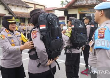 Kapolresta Bukittinggi, Kombespol Yessi Kurniati memberikan sarana kesiapan petugas pengamanan TPS dari kepolisian. Sebanyak 362 personel gabungan Polda Sumbar dan Polresta Bukittinggi disiagakan untuk pengamanan TPS di Kota Bukittinggi dan Kabupaten Agam wilayah timur. (Antara/Al Fatah)