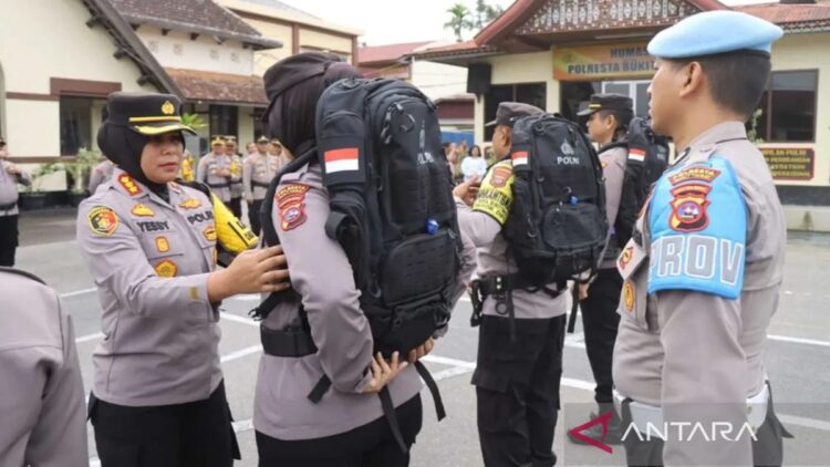 Kapolresta Bukittinggi, Kombespol Yessi Kurniati memberikan sarana kesiapan petugas pengamanan TPS dari kepolisian. Sebanyak 362 personel gabungan Polda Sumbar dan Polresta Bukittinggi disiagakan untuk pengamanan TPS di Kota Bukittinggi dan Kabupaten Agam wilayah timur. (Antara/Al Fatah)