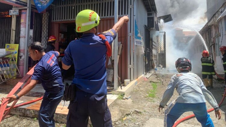 Tiga Bangunan Terbakar di Padang, Damkar Turunkan 11 Armada 1 kebakaran di Jati