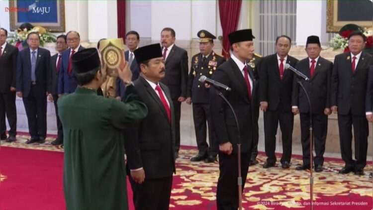 Foto: Pelantikan AHY dan Hadi oleh Jokowi (dok. YouTube Setpres)