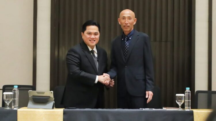 Tunjuk Pelatih Jepang, Erick Thohir Ingin Sepak Bola Putri Ikut Bangkit 1 Erick Thohir bersama pelatih Timnas Putri Indonesia yang baru, Satoru. (dok. PSSI)