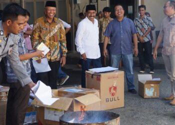 Pemusnahan surat suara PSU oleh KPU Sumbar. (dok. istimewa)