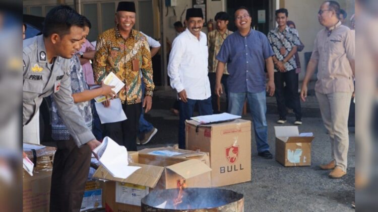 Pemusnahan surat suara PSU oleh KPU Sumbar. (dok. istimewa)
