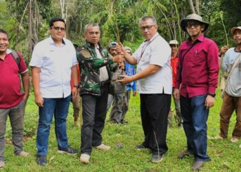 Ka Sie TJSL Unit CSR PT Semen Padang, Nurwan, menyerahkan bibit kaliandra merah kepada Wali Nagari Tanjuang Gadang, Zamhar, beberapa waktu lalu. Bibit kaliandra merah itu akan ditanam di lahan lebih kurang 10 ha yang ada di Nagari tersebut. (dok. Humas)