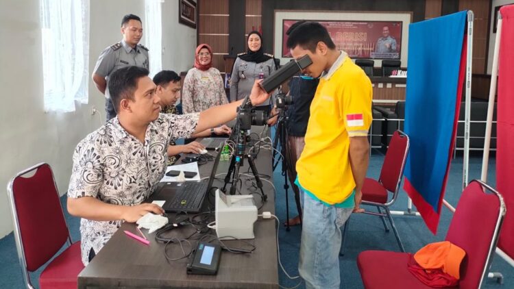 Gandeng Disdukcapil, Lapas Padang Lakukan Perekaman Data untuk Warga Binaan 1 Perekaman data untuk warga binaan di Padang. (dok. istimewa)