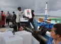 Petugas memindahkan logistik Pemilu 2024 ke atas kapal yang selanjutnya didistribusikan ke sejumlah distrik terluar di Distrik Agats, Kabupaten Asmat, Papua Selatan, Sabtu (10/2/2024). (ANTARA/Muhammad Zulfikar)