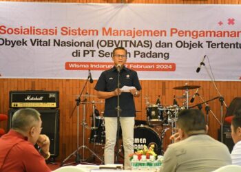 Dirut Semen Padang saat membuka sosialisasi obvitnas. (dok. Humas)