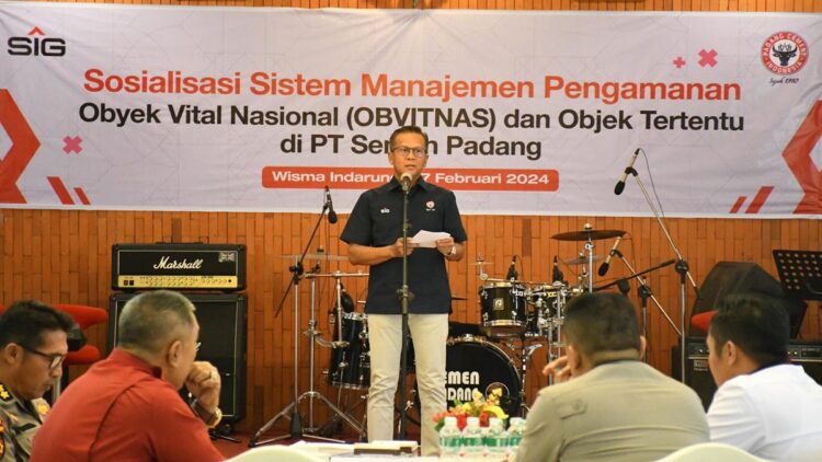 Semen Padang Gelar Sosialisasi Sistem Manajemen Pengamanan Obvitnas 1 Dirut Semen Padang saat membuka sosialisasi obvitnas. (dok. Humas)
