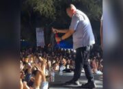 Konser Prabowo-Gibran di Padang Dihadiri 25 Ribu Massa, Gen Z Histeris saat Andre Rosiade Video Call Azizah-Arhan