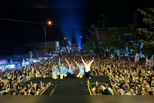 Andre Rosiade: Penutupan Kampanye Akbar Prabowo-Gibran Sumbar di Bukittinggi Luar Biasa, Puluhan Ribu Orang Hadir 1 Penutupan kampanye akbar dan konser Indonesia Maju Prabowo-Gibran yang dihelat di Kota Bukittinggi, Sumatera Barat (Sumbar) pada Sabtu (10/2/2024) malam 'petjah'. (Foto: Dok. Tim AR)