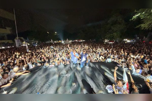 Andre Rosiade: Massa Kampanye Akbar Prabowo-Gibran di Padang 10 Kali Lipat dari Kampanye Anies 1 Konser Indonesia Maju Prabowo-Gibran di Kompleks GOR Haji Agus Salim pada Jumat (9/2/2024) malam 'petjah'. Panitia kegiatan melaporkan, jumlah massa yang hadir mencapai 25 ribu orang, 10 kali lipat dari massa kampanye Anies Baswedan. (Foto: Dok. Tim AR)
