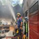 Kebakaran menghanguskan dua rumah di kawasan Balai Gadang, Kecamatan Koto Tangah pada Minggu (11/2/2024) siang. (Foto: Dok. Dinas Damkar Padang)