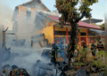 Petugas pemadaman menjinakkan api yang menghanguskan rumah penjaga sekolah dan perpustakaan di SDN 37 Pegambiran pada Minggu (11/2/2024) petang. Lokasi kejadian tersebut juga menjadi salah satu TPS pada hari pencoblosan Pemilu 2024 yang jatuh pada Rabu (14/2/2024). (Foto: Dok. Dinas Damkar Padang)