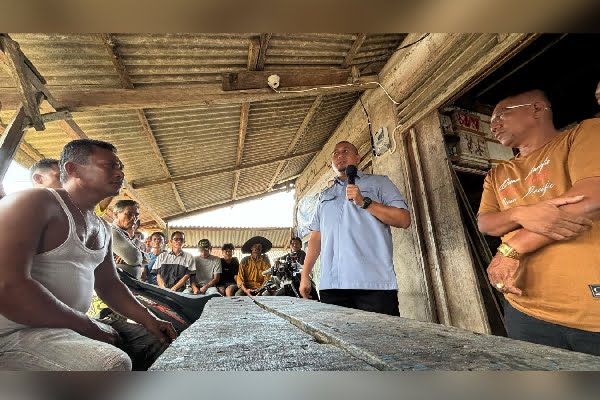 Andre Rosiade Penuhi Janji Pasang Listrik di Kampung Nelayan Surantiah Pessel 1 Anggota DPR RI asal Sumatera Barat (Sumbar), H Andre Rosiade menepati janjinya memasangkan aliran listrik untuk Kampung Nelayan Surantiah, Pesisir Selatan (Pessel) pada Selasa (13/2/2024) siang. (Foto: Dok. Tim AR)