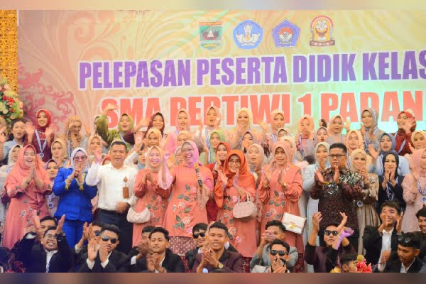 Akhir Cerita 230 Pelajar SMA Pertiwi 1 Padang 1 Pelepasan 230 pelajar kelas 3 SMA Pertiwi 1 Padang. (Foto: Dok. Prokopim)