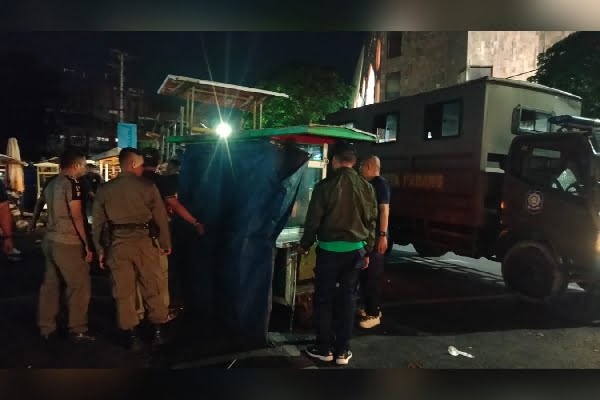 Satpol PP Beri "Pelajaran" ke PKL Pasar Raya Padang 1 Gerobak Pedagang Kaki Lima (PKL) yang ditinggal di kawasan Air Mancur Pasar Raya Padang diamankan petugas penegak Peraturan Daerah (Perda) pada Jumat (23/2/2024) dini hari. (Foto: Dok. Satpol PP Padang)