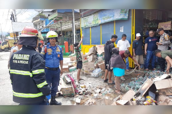 Gegara Perbaikan Pintu, Toko Grosiran di Padang Nyaris jadi Abu 1 Petugas pemadam kebakaran (Damkar) mendatangi grosiran di kawasan Ulu Gadut yang nyaris hangus terbakar pada Rabu (28/2/2024) pagi. (Foto: Dok. Dinas Damkar Padang)