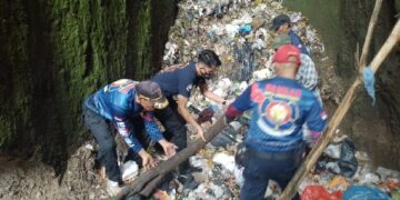 Gegara Dikejar OTK, Remaja 14 Tahun Ditemukan Meninggal dalam Jurang Lapangan Ngarai di Bukittinggi 7 Petugas pencarian gabungan menemukan keberadaan remaja 14 tahun yang ditemukan meninggal dunia di dasar jurang Ngarai Atas, Kota Bukittinggi, Sumatera Barat (Sumbar) pada Selasa (6/2/2024) siang. (Foto: Dok. BPBD Bukittinggi)