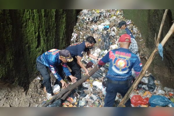 Gegara Dikejar OTK, Remaja 14 Tahun Ditemukan Meninggal dalam Jurang Lapangan Ngarai di Bukittinggi 1 Petugas pencarian gabungan menemukan keberadaan remaja 14 tahun yang ditemukan meninggal dunia di dasar jurang Ngarai Atas, Kota Bukittinggi, Sumatera Barat (Sumbar) pada Selasa (6/2/2024) siang. (Foto: Dok. BPBD Bukittinggi)
