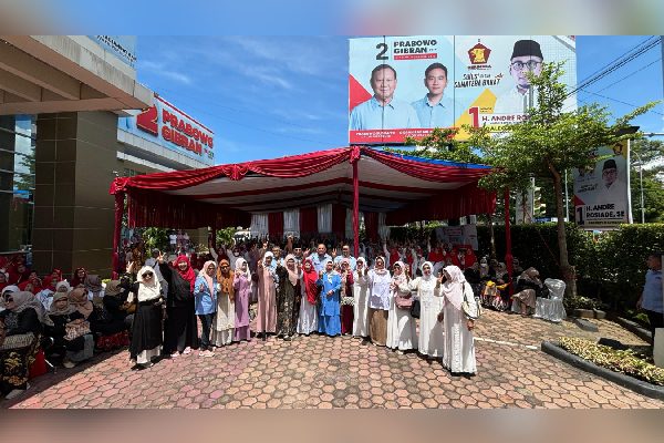 500 Ibu-ibu dari 17 Majelis Taklim se-Kota Padang Deklarasi Dukung Prabowo-Gibran 1 500 ibu-ibu dari 17 kelompok Majelis Taklim se-Kota Padang mendukung Prabowo-Gibran pada Pilpres 2024. (Foto: Dok. Tim AR)