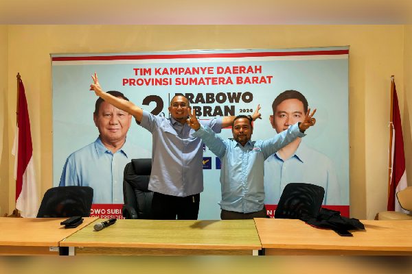 Caleg Partai Ummat Pendukung Anies Hijrah Menangkan Prabowo 1 Caleg DPRD Sumbar dari Partai Ummat Dapil II, Adrian 'Toaik' Tuswandi mengalihkan dukungan dari Anies-Muhaimin ke Prabowo-Gibran di Pilpres 2024. Dukungan itu ia sampaikan langsung ke Ketua TKD Prabowo-Gibran di Sumbar, H Andre Rosiade. (Foto: Dok. Tim AR)
