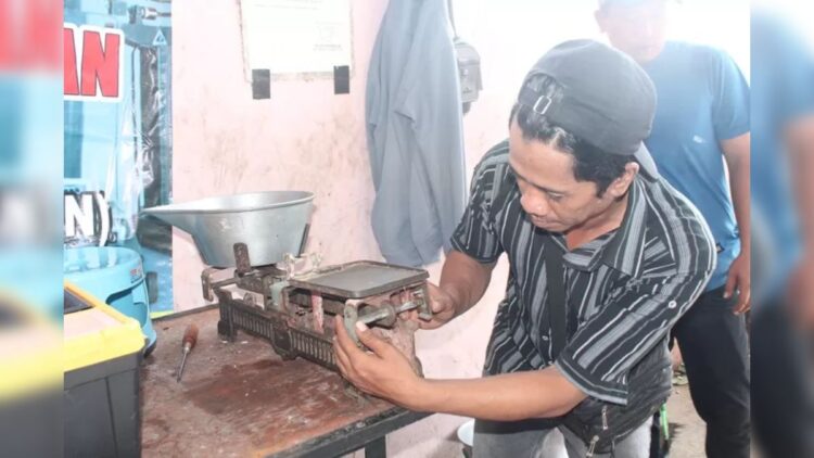 Ilustrasi proses tera ulang timbangan pedagang. (Foto: Dok. Istimewa)