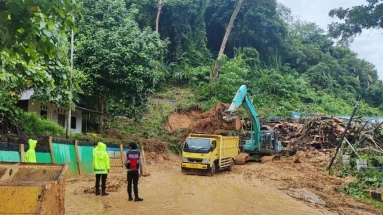 16 Korban Banjir Bandang-Longsor di Pessel Ditemukan Meninggal, Tujuh Lagi masih Dicari 1 Alat berat masih membersihkan material banjir dan longsor di Pesisir Selatan Sumbar. ANTARA/Teddy Setiawan.