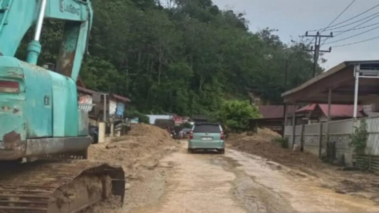 Pascabanjir Bandang-Longsor, Pemkab Pessel Tetapkan Tanggap Darurat 14 Hari 1 Alat berat tengah membersihkan jalan dari material tanah dan pasir bekas banjir di Pesisir Selatan. (ANTARA/HO-Biro Adpim Sumbar)