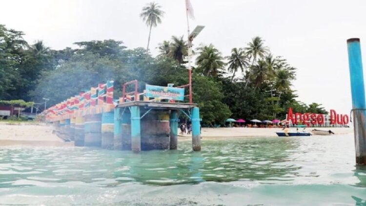 Kondisinya Rusak Berat, Pemko Pariaman Ajukan Perbaikan Dermaga Pulau Angso Duo 1 Kondisi dermaga apung di Pulau Angso Duo, Kota Pariaman, Sumbar sebelum diperbaiki pemerintah setempat. ANTARA/HO-Diskominfo Pariaman