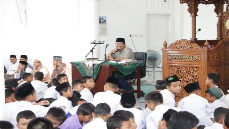 Bentuk Generasi Muda Berakhlak, Pemko Pariaman Gelar Pesantren Ramadan 1 Sekretaris Daerah Kota Pariaman, Sumbar Yota Balad saat membuka Pesantren Ramadan secara resmi di Masjid Raya Simpang, Desa Simpang, Kecamatan Pariaman Selatan, Senin (18/3). Antara/HO-Diskominfo Pariaman