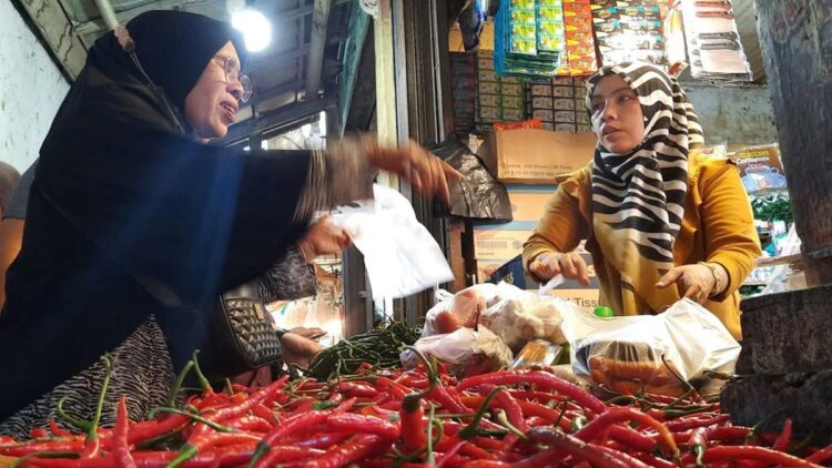 Salah seorang pedagang melayani pembeli cabai merah di Pasar Rakyat Pariaman, Sumbar. ANTARA/Aadiaat M. S.