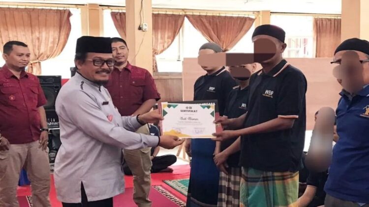 4 Napi Rutan Padangpanjang Selesaikan Hafalan Al-Qur'an Diganjar Penghargaan 1 Napi Rutan Padangpanjang menerima sertifikat karena telah menyelesaikan hafalan Al-Qur'an. (Foto: Antara)