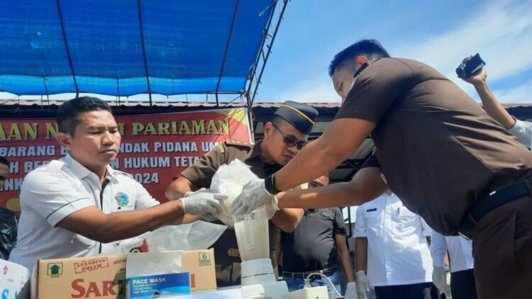 Kajari Kota Pariaman, Sumbar Bagus Priyanggo (tengah) memasukkan narkotika jenis sabu ke dalam blender untuk dimusnahkan saat pemusnahan barang bukti di Pariaman, Rabu. Antara/Aadiaat M.S