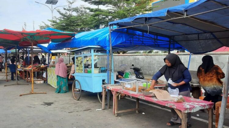 Jual Berbagai Takjil selama Ramadan, Pemko Pariaman Dirikan Dua Pasar Pabukoan 1 Pedagang di Pasar Pabukoan depan Pasar Rakyat Pariaman, Sumbar sedang menyusun dagangannya menjelang sore tiba. ANTARA/Aadiaat M. S.