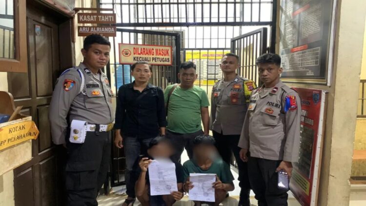 Dua Pemuda di Agam Nyolong Mesin Penggilingan Bakso, BB Dijual Rp200 Ribu 1 Dua pelaku yang diduga mencuri mesin penggilingan daging diamankan Polsek Ampek Nagari, Polres Agam. Dok HO/Humas Polres Agam