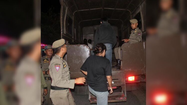Satpol PP Padang menggiring beberapa orang tanpa identitas ke atas mobil. (Foto: Dok. Satpol PP Padang)