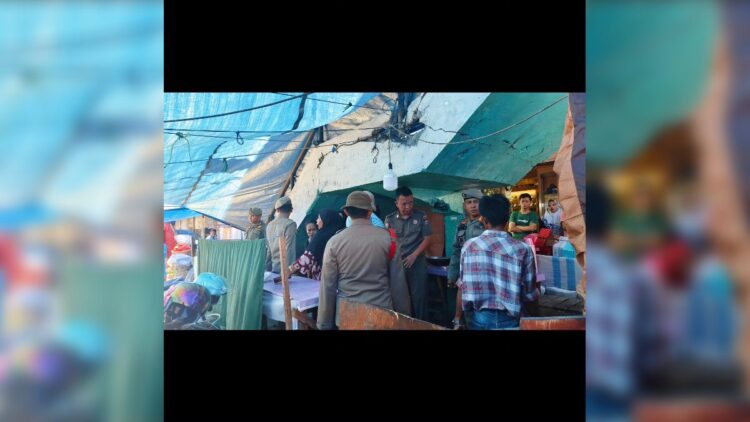 Satpol PP Padang menertibkan warung kelambung yang buka siang hari Ramadan. (Foto: Dok. Satpol PP Padang)