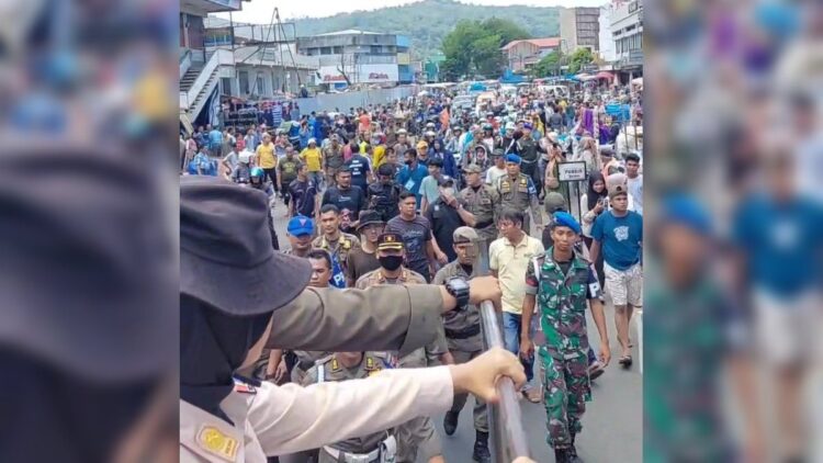 Penertiban PKL Pasar Raya Padang Berakhir Ricuh, Satpol PP Dikejar dan Dilempari Batu 1 Penertiban PKL Pasar Raya diwarnai kericuhan. (Foto: Dok. Satpol PP Padang)