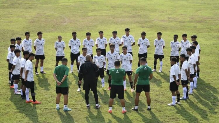 Bahas Persiapan Bisa Masuk Pildun U-17 2025, Erick Thohir Temui Pelatih Timnas U-16 1 Pelatih Timnas U-16 Nova Arianto (tengah) memberikan instruksi kepada pemain saat pemusatan latihan di Lapangan B, Kompleks Gelora Bung Karno (GBK), Senayan, Jakarta, Senin (19/2/2024). ANTARA FOTO/M Risyal Hidayat/foc/pri. (ANTARA FOTO/M RISYAL HIDAYAT/M RISYAL HIDAYAT)