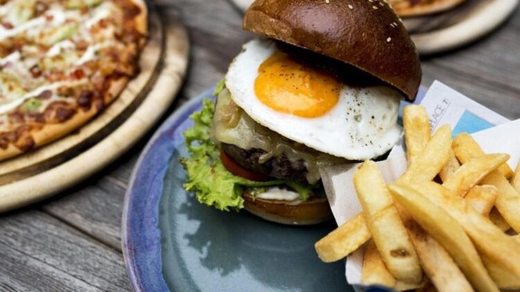 Penting untuk Tubuh, Ini Kiat Meningkatkan Kolesterol Baik 1 Ilustrasi makanan berkolesterol. (Raw Pixel)