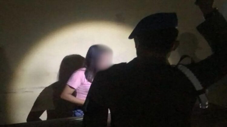 Petugas Satpol PP dan Pemadam Kebakaran Kabupaten Pasaman Barat saat mengamankan pelayan kafe di Jambak, Rabu (20/3/2024). Antara/HO-Satpol PP dan Damkar Pasaman Barat.