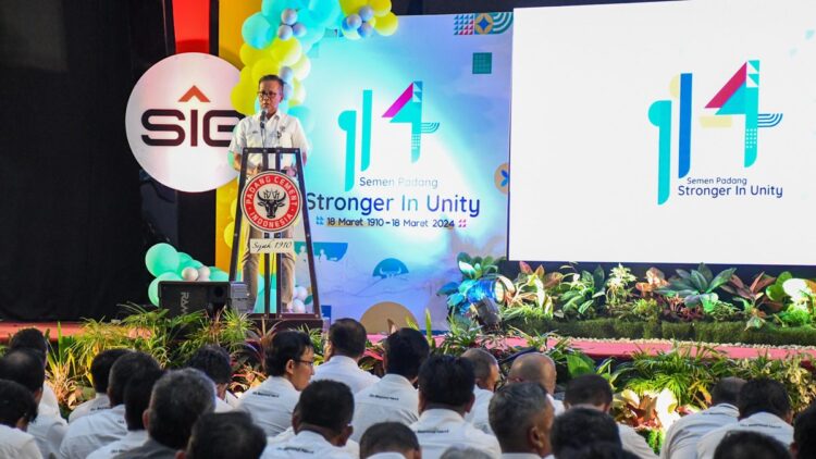 Dirut PT Semen Padang Indrieffouny Indra saat beri sambutan pada peringatan HUT ke-114. (dok. Humas)
