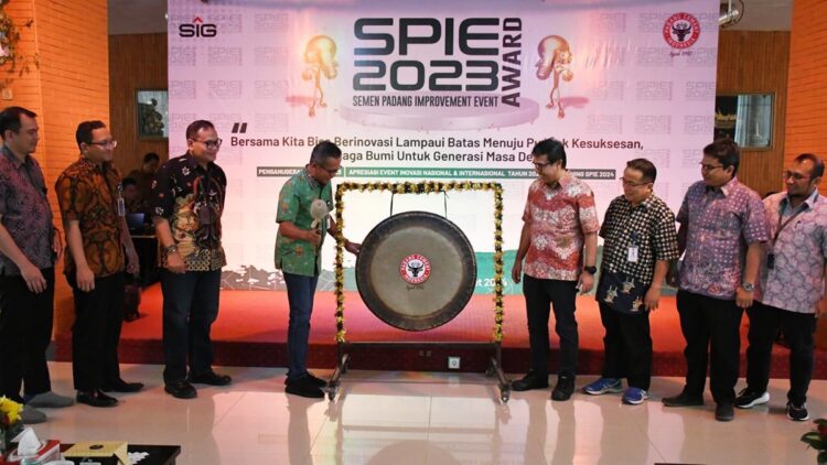 SPIE Award 2023 Ditutup, Ini Data Para Pemenangnya 1 Dirut Semen Padang Indrieffouny Indra tutup SPIE 2023. (dok. Humas)