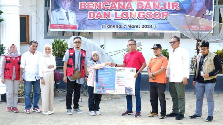 Dirut Semen Padang serahkan bantuan untuk korban banjir di Pessel. (dok. istimewa)