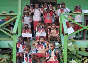 Sebagai bagian dari program "Sambungkan Senyuman", Telkomsel telah menyerahkan ratusan pasang sepatu hasil donasi penukaran Telkomsel Poin dari 39 ribu pelanggan kepada sejumlah pelajar yang membutuhkan di sejumlah sekolah di sekitar Jayapura, Timika, dan Sorong. (dok. Telkomsel)