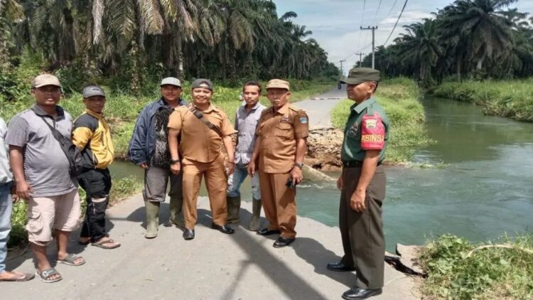 Cuaca Ekstrem, Pemkab Pasaman Barat Ingatkan Waspada Banjir dan Tanah Longsor 1 Luapan air di daerah Kecamatan Koto Balingka Pasaman Barat beberapa waktu lalu yang menyebabkan jembatan putus. Saat ini curah hujan tinggi, warga diminta waspada banjir dan longsor. ANTARA/Altas Maulana