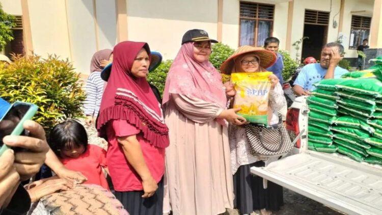 Pemkab Pasaman Barat saat mengadakan pangan murah di sejumlah nagari atau desa di daerah itu menjelang Ramadhan. Pemkab setempat pastikan stok pangan mencukupi menyambut Ramadhan 1445 Hijriah. (Antara/HO-Diskominfo Pasaman Barat).